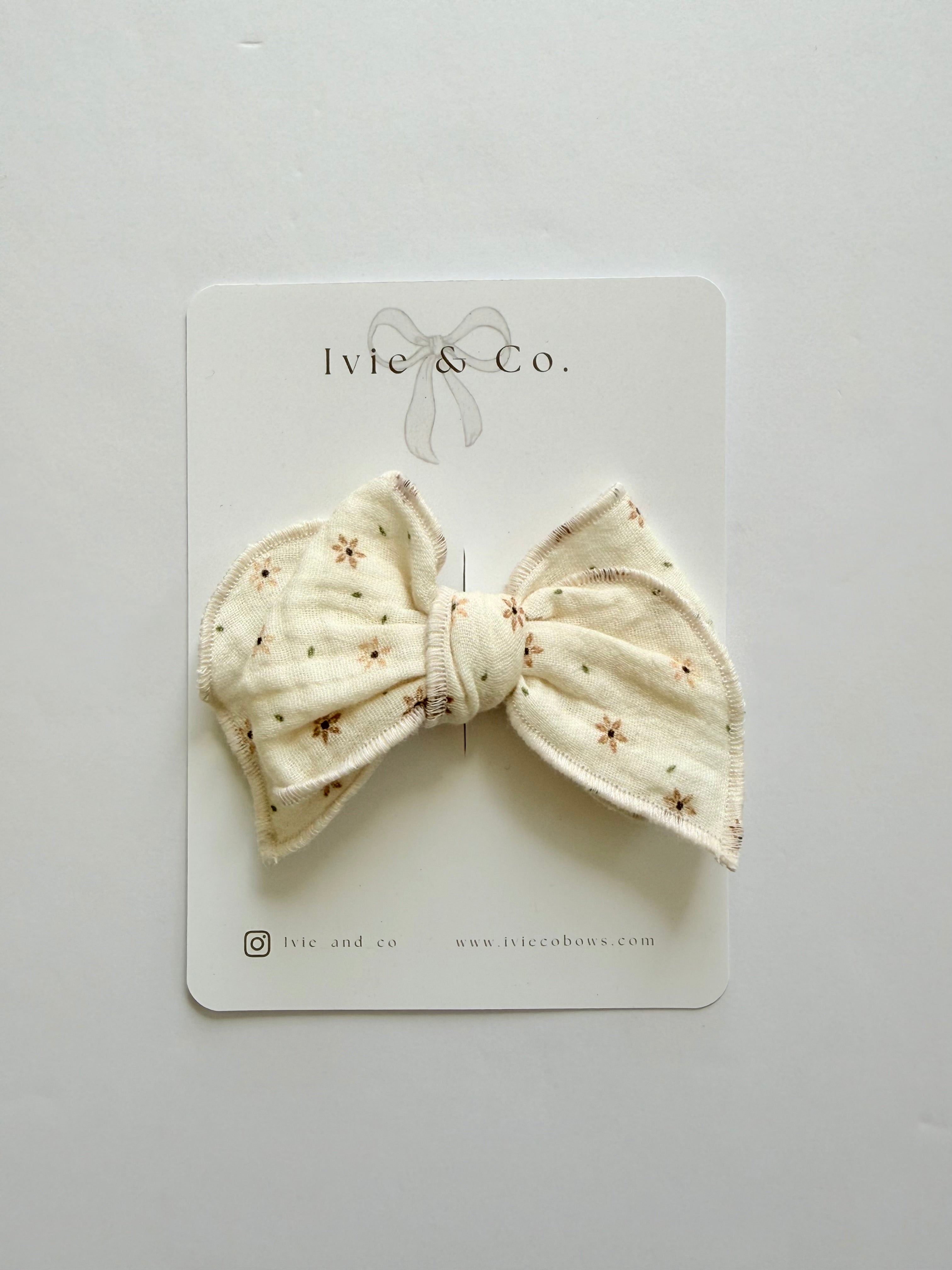 Medium Daisy Bow